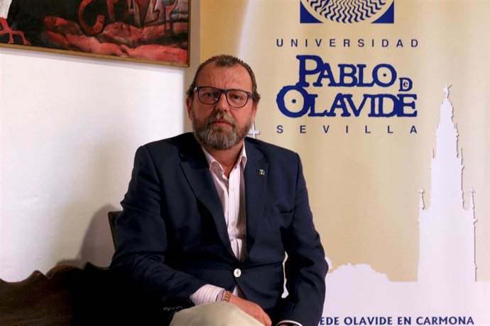 El director de Olavide en Carmona Francisco Hidalgo en los cursos de verano de la UPO en Carmona