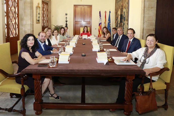 Presidenta del Govern, Francina Armengol, reunidaamb els seus consellers en el primer consell de govern de la legislatura
