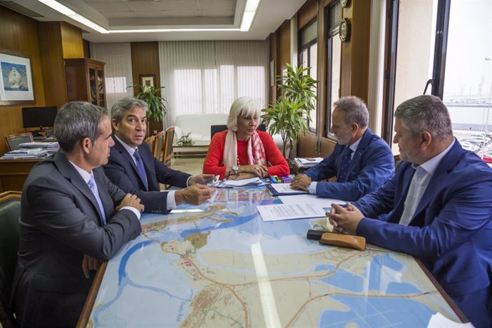 Los presidentes de la Autoridad Portuaria de la Bahía de Cádiz y de Puertos del Estado, junto con Delegado y Subdelegado de Gobierno.
