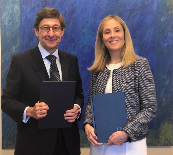 Ña vicepresidenta del BEI, Emma Navarro, y el presidente de Bankia, José Ignacio Goirigolzarri.