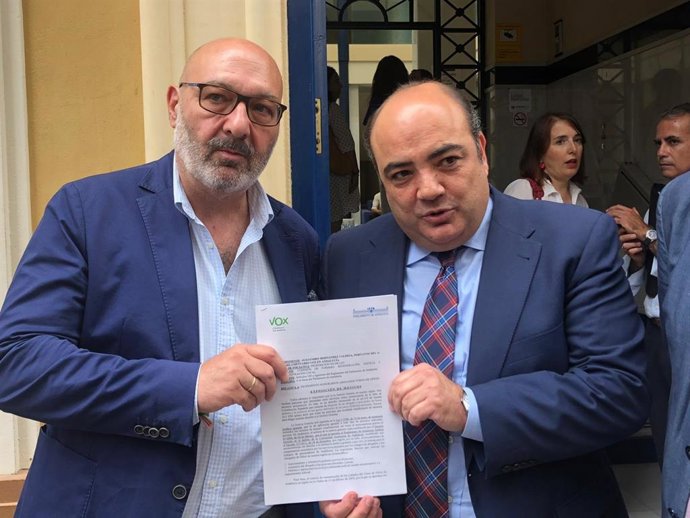 El portavoz de Vox en el Parlamento de Andalucia, Alejandro Hernández, y el decano del Colegio de Abogados de Córdoba, José Luis Garrido, muestran la PNL de Vox sobre Justicia Gratuita