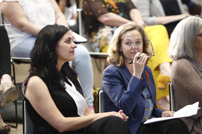 La ministra de Economía y Empresa en funciones, Nadia Calviño (d), durante la clausura del proyecto 'Digitalizadas' de Google en Madrid.