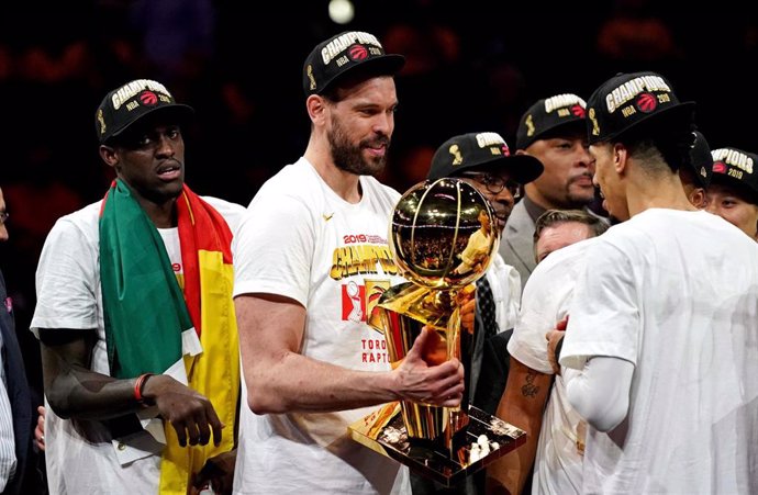 Marc Gasol recibe el trofeo de campeón de la NBA