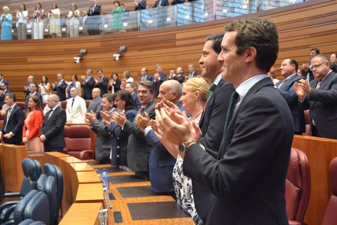 Casado aplaude a Fernández Mañueco tras tomar posesión como nuevo presidente de la Junta.