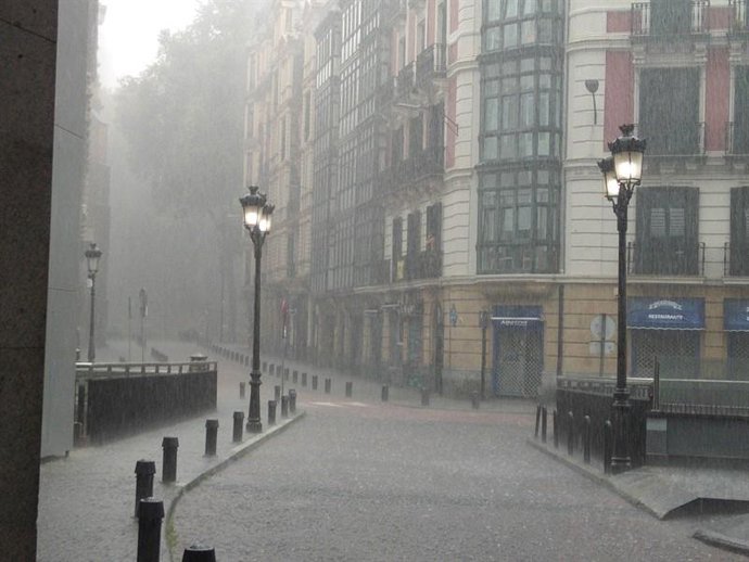 LLuvia intensa en una calle de Bilbao