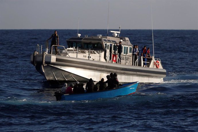 Patrullera de la Marina de Túnez rescata a migrantes en ele Mediterráneo (Imagen de archivo)