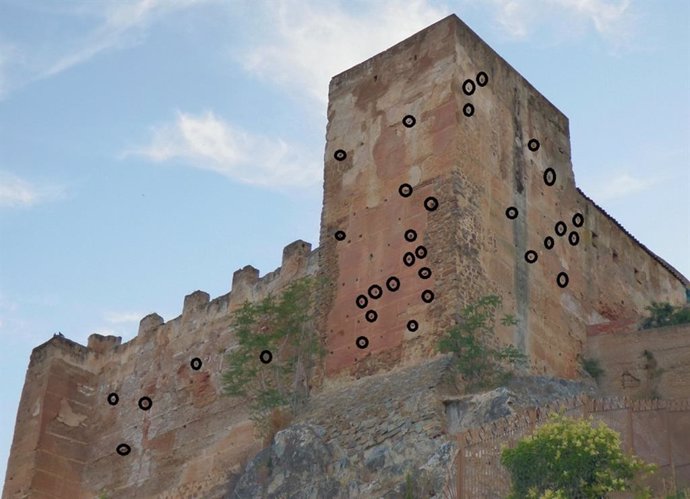 Nidos de vencejos en la Torre de los Pozos de Cáceres
