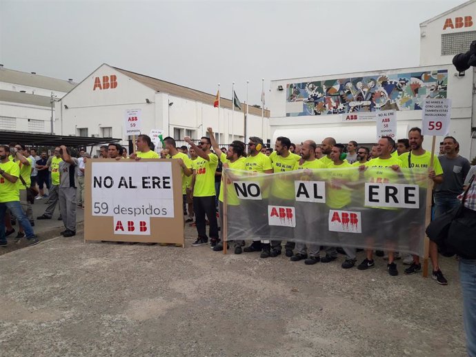 Trabajadores de ABB concentrados ante la factoria de Córdoba contra el ERE planteado por la empresa.