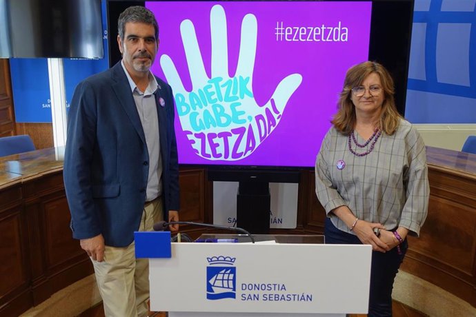 El alcalde de San Sebastián, Eneko Goia, y la concejal de Igualdad, Duñike Agirrezabalaga