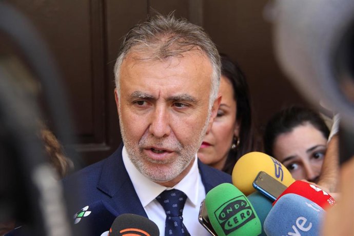 El presidente de Canarias, Ángel Víctor Torres, atiende a los medios tras lograr su investidura