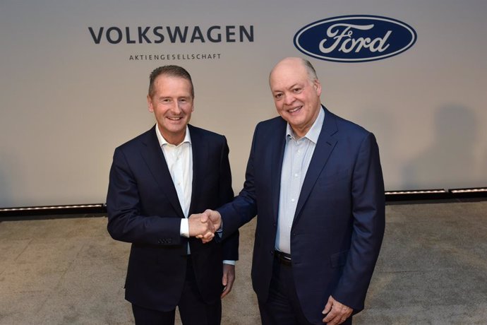 Herbert Diess (Volkswagen) y Jim Hackett (Ford)