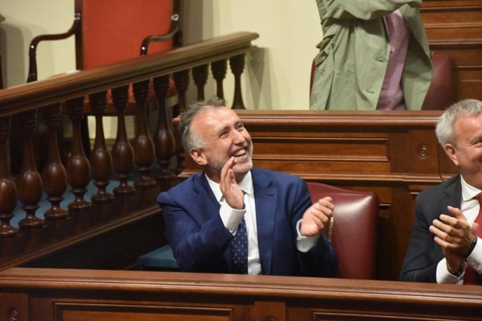 El presidente de Canarias, Ángel Víctor Torres, saluda a su hijo en el Parlamento