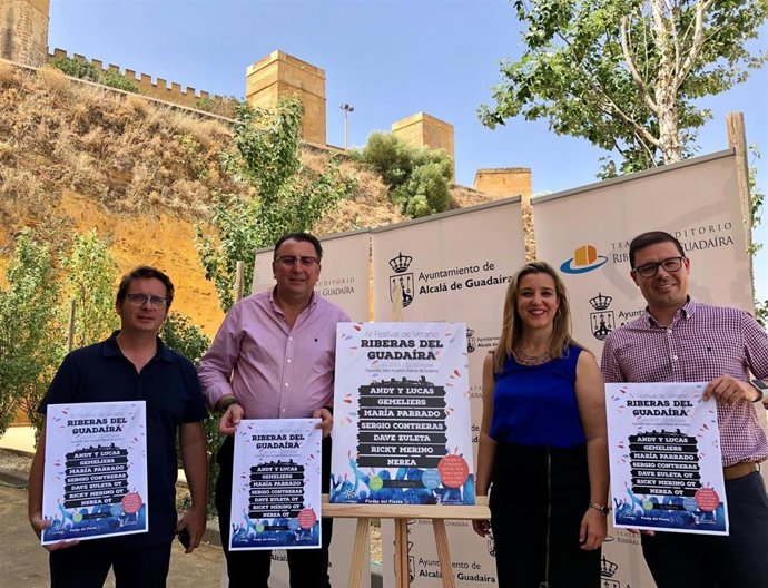 La alcaldesa de alcalá, Ana Isabel Jiménez, junto a los delegados de Cultura y Fiestas Mayores, Enrique Pavón, de Proyección y Desarrollo Económico, Jesús Mora, y de Urbanismo y Servicios Urbanos, José Manuel Rodríguez, ha presentado el cartel.