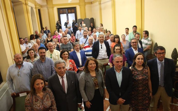 Patricia Navarro, Manuel Villafaina, Carmen Crespo, Elías Bendodo, Ana Corredera y Fernando Fernández Tapia entregan las licencias a 34 chiringuitos de Málaga.