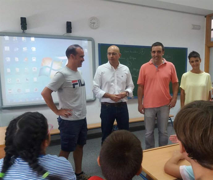El delegado territorial de Educación y Deporte, Joaquín Pérez Blanes, junto al director del CEIP Silos, la coordinadora del programa de refuerzo y uno de los docentes.