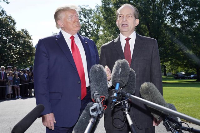 Alex Acosta, secretario de Trabajo, presenta su dimisión acompañado de Donald Trump