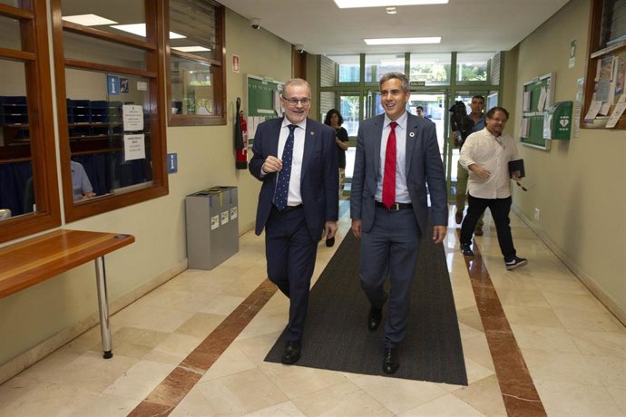 El vicepresidente Pablo Zuloaga y el rector de la UC Ángel Pazos
