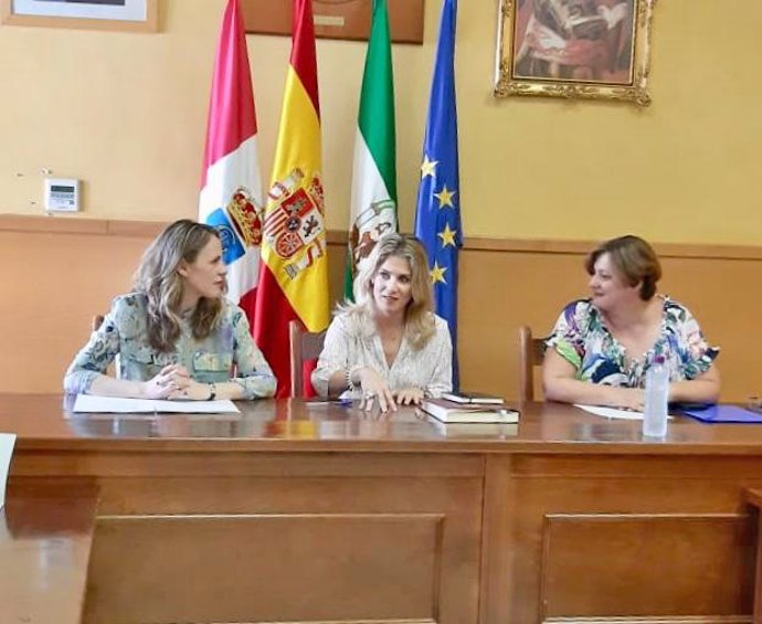 Mestre con la alcaldesa de Prado del Rey