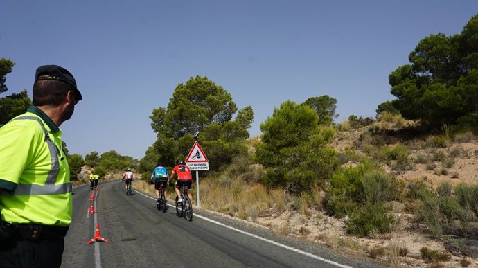 Guardias civiles observan a varios ciclistas que circulan por carreteras de la Región