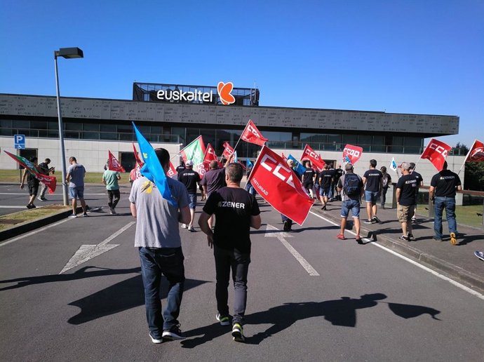 Protesta de trabajadores de Zener ante la sede de Euskaltel
