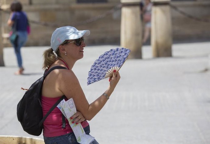 Una mujer se abanica un día de altas temperaturas