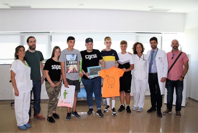Alumnos donan una tablet al hospital de día oncológico de Granada