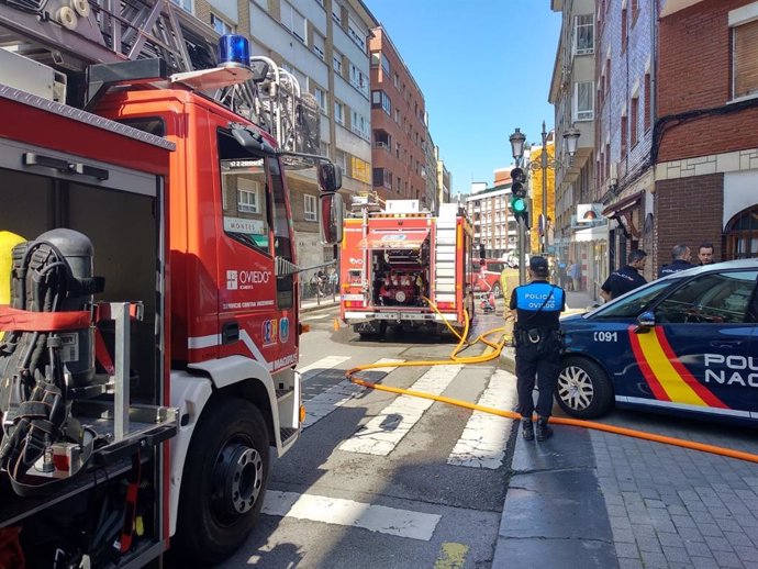 Bomberos intervienen en un local en Oviedo