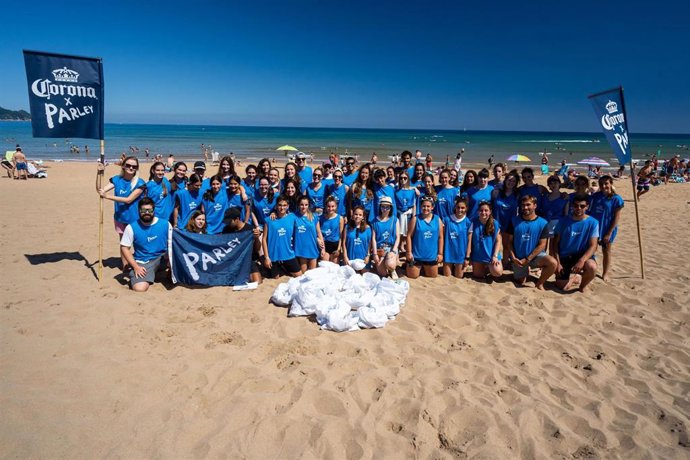Voluntarios recogen plásticos en la playa de Zarautz