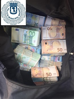 Imagen de la mochila con 370.000 euros en metálico que intervino la Policía Municipal de Madrid durante un control de alcoholemia en el distrito de Salamanca.
