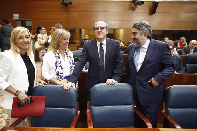 El portavoz adjunto del PSOE en la Asamblea de Madrid, José Manuel Rodríguez Uribes (1d) y el candidato del PSOE a la presidencia de la Comunidad de Madrid, Ángel Gabilondo (2d), en pleno de la Asamblea para elegir a los senadores de designación autonóm