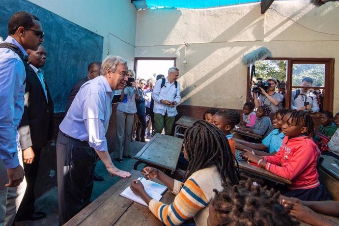 El secretario general de Naciones Unidas en una escuela de Mozambique