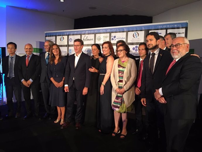 El president de la Xunta de Galicia, Alberto Núñez Feijóo, i el conseller Dami Calvet, amb els premiats