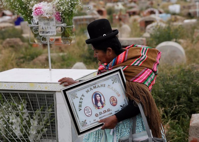 Una madre acude a un cementario en Bolivia para visitar la tumba de su hija asesinada