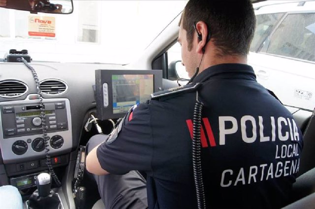 Agente policía Cartagena, control