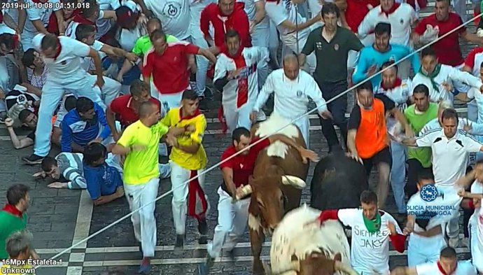 Multado con 4.000 euros un corredor 'reincidente' del encierro por agarrarse a los toros.