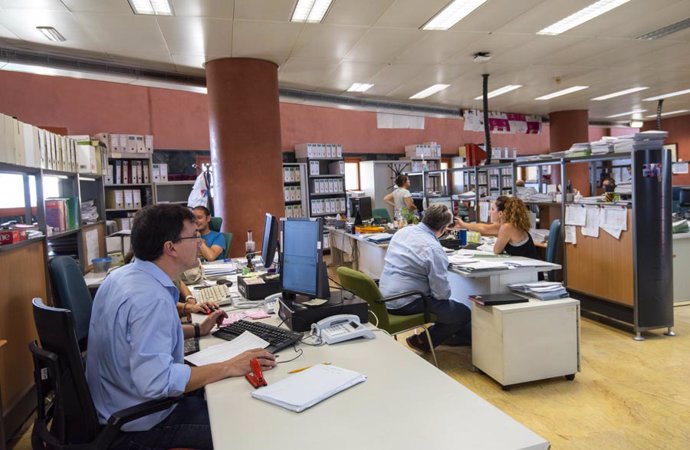 El Gobierno cifra en 460.702 los empleados públicos de Andalucía, baja un 2,05% en un año, y el 55% trabaja en la Junta