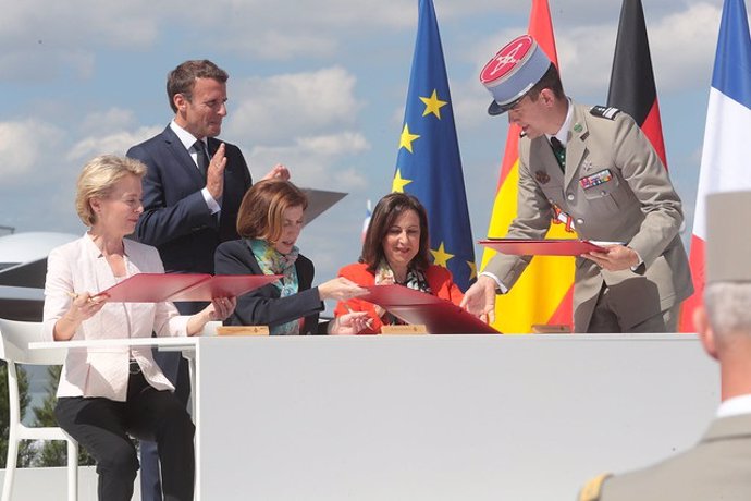 La ministra de Defensa en funciones, Margarita Robles, firma junto a sus homólogas de Francia y Alemania la entrada de España en el programa del futuro caza europeo (FCAS) en el Salón Internacional de la Aeronáutica y el Espacio de París  Le Bourget