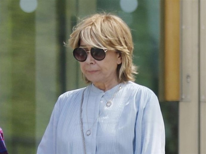 Mila Ximénez yendo al teatro junto con su amigo Jorge Javier Vázquez