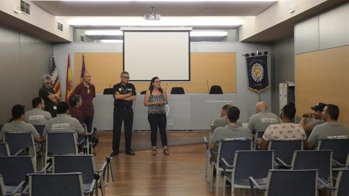 La regidora de Seguridad Ciudadana del Ayuntamiento de Palma, Joana Maria Adrover, y el jefe de la Policía Local, Josep Palouzié.