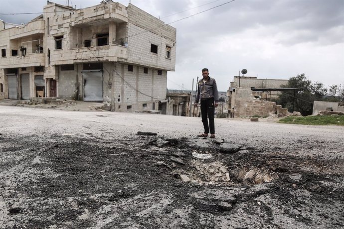 Un home en una zona bombardejada en Jan Sheijún, a la província d'Idlib