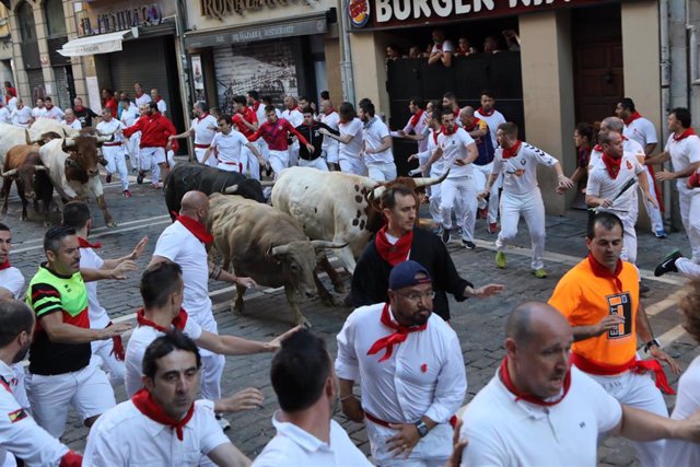 Sexto encierro de las fiestas de San Fermín con toros de la Ganadería Núñez del Cuvillo en Pamplona.