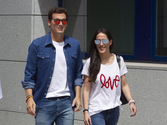 Albert Rivera y Malú saliendo del Hospital tras el ingreso del político