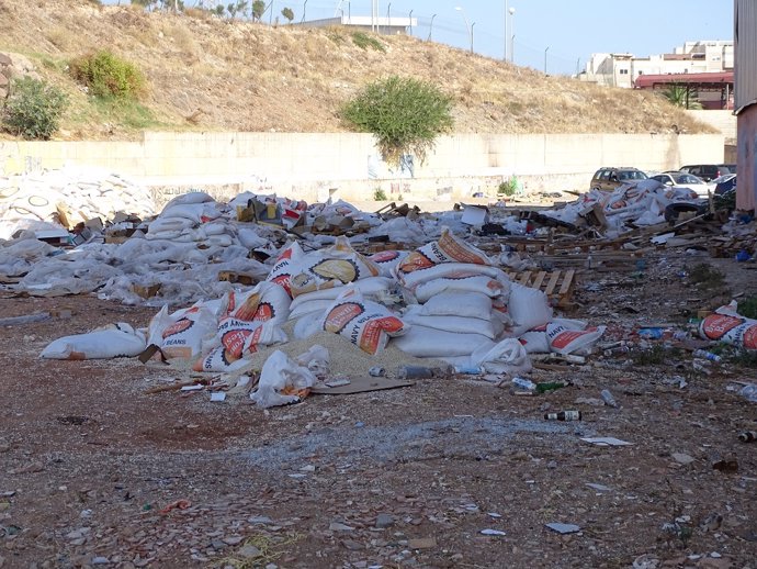 Denunciado un conductor acusado de verter 20 toneladas de legumbres caducadas en una zona verde de Melilla