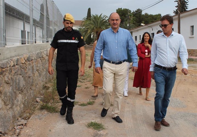 El president del Consell d'Eivissa, Vicent Marí, en una visita a Sa Coma.