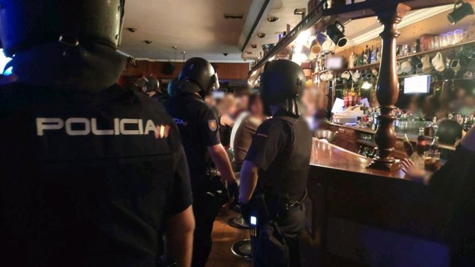 Imatge de l'operatiu de la Policia Nacional a locals d'oci de Palma.