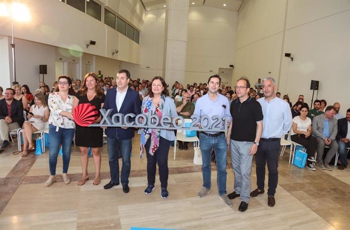 El conselleiro de Cultura e Turismo, Román Rodríguez, y la comisaria del Xacobeo 21, Cecilia Pereira, recibe a los beneficiarios del proyecto 'O Teu Xacobeo' en la Cidade da Cultura.