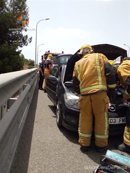 Imagen de los bomberos de Palma apagando un pequeño incendio declarado en un coche.
