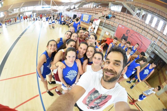 José Manuel Calderón, con los participantes en su campus de baloncesto en Badajoz