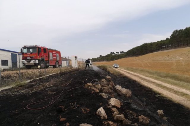 Los Bomberos de la Diputación de Valladolid intervinen en un incendio próximo a una planta de placas solares en Mota del Marqués (Valladolid).