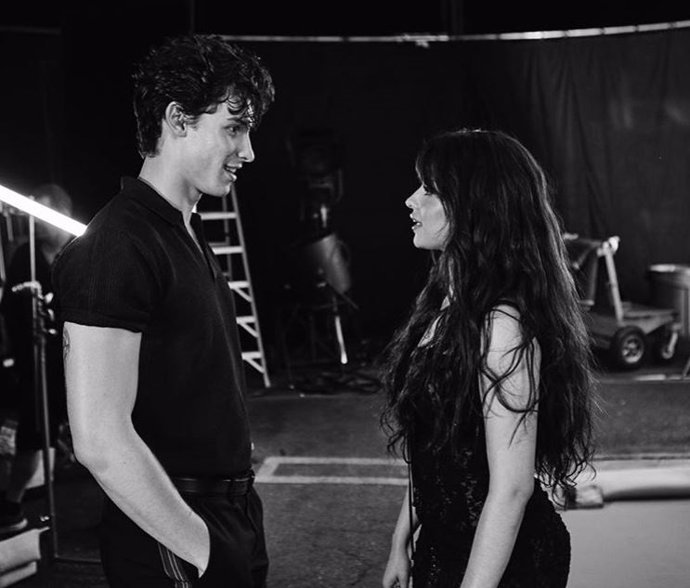 Camila Cabello y Shawn Mendes durante los ensayos de 'Señorita'